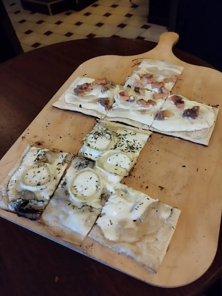 Tarte Flambée Chèvre Miel En Bas Tarte Flambée Au Saumon En Haut